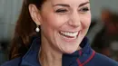 Kate Middleton tersenyum ramah saat berbincang dengan para pejabat saat menghadiri America's Cup World Series setiba di markas Emirates Tim Selandia Baru di Royal Naval Dockyard, Inggris (26/7/2015). (REUTERS/Luke MacGregor)