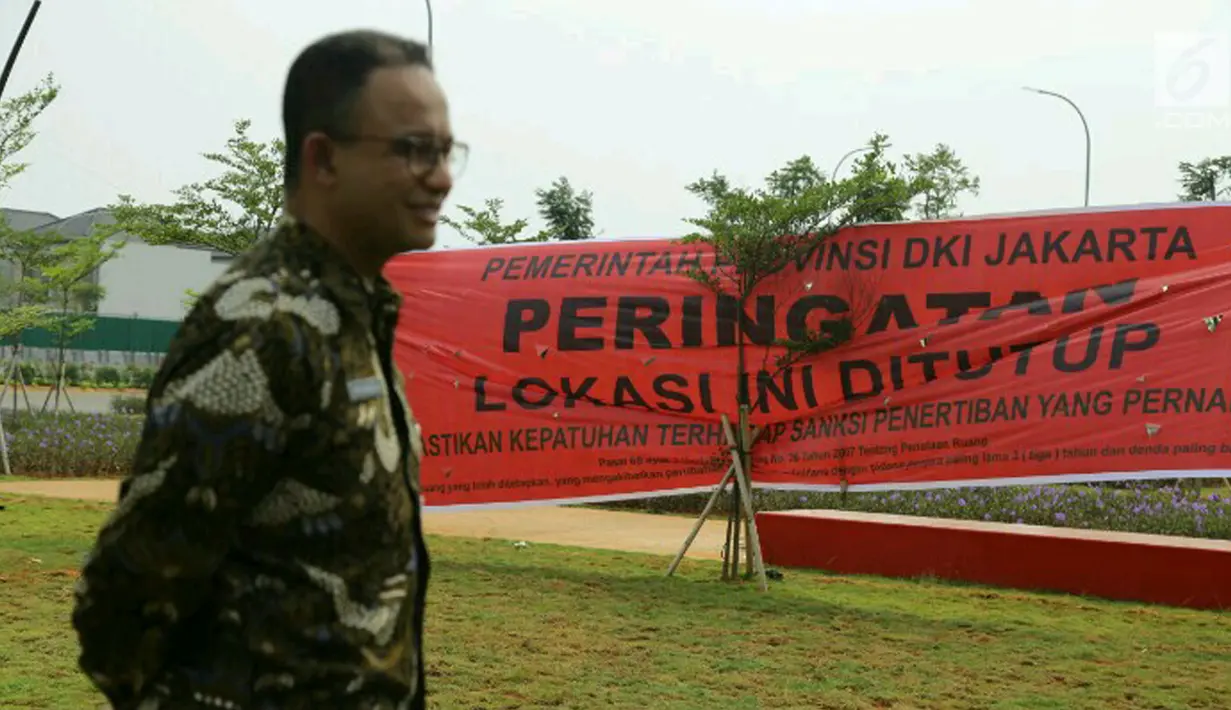 Gubernur DKI Jakarta Anies Baswedan berdiri di dekat spanduk peringatan penyegelan Pulau Reklamasi di Teluk Jakarta, Kamis (7/6). Anies langsung melakukan penyegelan di Pulau B dan D reklamasi. (Liputan6.com/HO/Deka Wira Saputra)