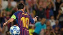 Penyerang Barcelona, Lionel Messi merayakan gol ke gawang PSV Eindhoven pada laga grup B Liga Champions di Camp Nou, Selasa (18/9). Dalam laga ini, Messi mencetak trigol dan hattrick ini menjadi catatan baru untuk dirinya . (AFP/ LLUIS GENE)