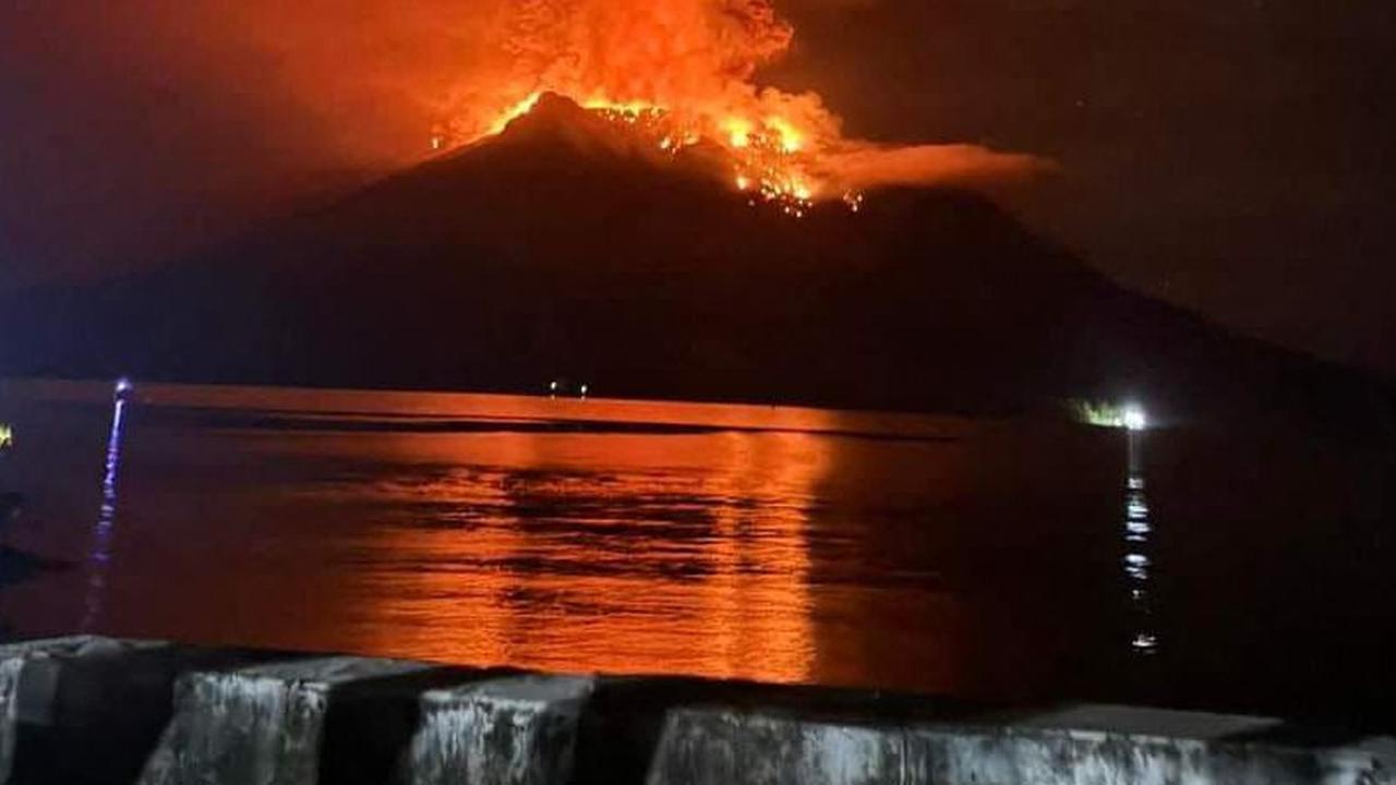 Gunung Raung yang berstatus Level III Siaga mengalami erupsi setelah tertidur selama 22 tahun.&nbsp;Foto: AFP/Handout/PVMBG
