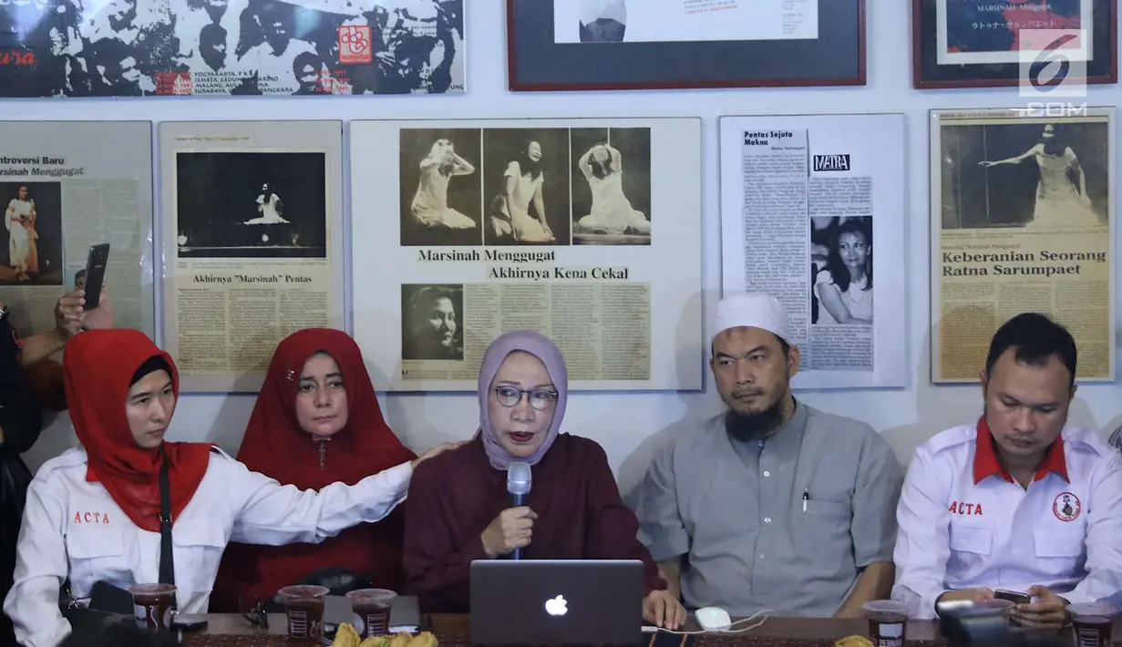 Ratna Sarumpaet saat konferensi pers terkait kasus penganiayaan yang dialaminya, Jakarta, Rabu (3/10). Ratna mengakui tidak ada penganiayaan yang diterimanya seperti kabar yang berkembang beberapa waktu terakhir. (Liputan6.com/Immanuel Antonius)