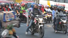 Sejumlah pemudik bermotor melintasi jalur Bekasi Timur, Jawa Barat, Selasa (22/7/2015). Kepadatan arus balik sepeda motor diperkirakan terjadi pada H+4 malam hingga H+5. (Liputan6.com/Herman Zakharia)