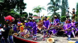 Sejumlah anak memainkan musik untuk menghibur wisatawan yang berkunjung di objek wisata Baturraden, Purbalingga, Jawa Tengah, (31/7/2014). (Liputan6.com/Andrian M Tunay)