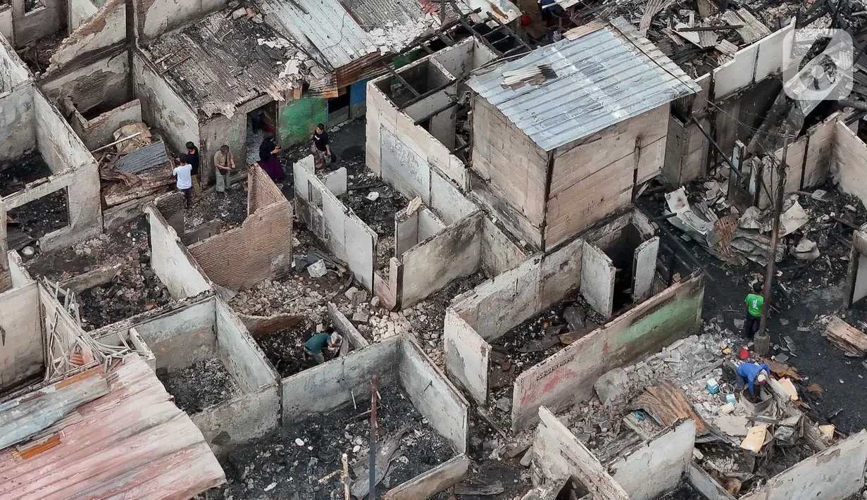 Foto udara memperlihatkan kondisi rumah warga pasca-kebakaran yang melanda kawasan Kebon Kosong, Kemayoran, Jakarta Pusat, Rabu (11/12/2024). (Liputan6.com/Herman Zakharia)