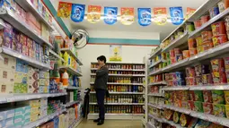 Pengunjung berdiri melihat produk kosong di Supermarket Xuzhen, Shanghai, Tiongkok, (13/4).Supermarket  ini merupakan proyek seni konseptual yang pertama kali dibawa ke sebuah lingkungan nyata. (Reuters/Stringer)