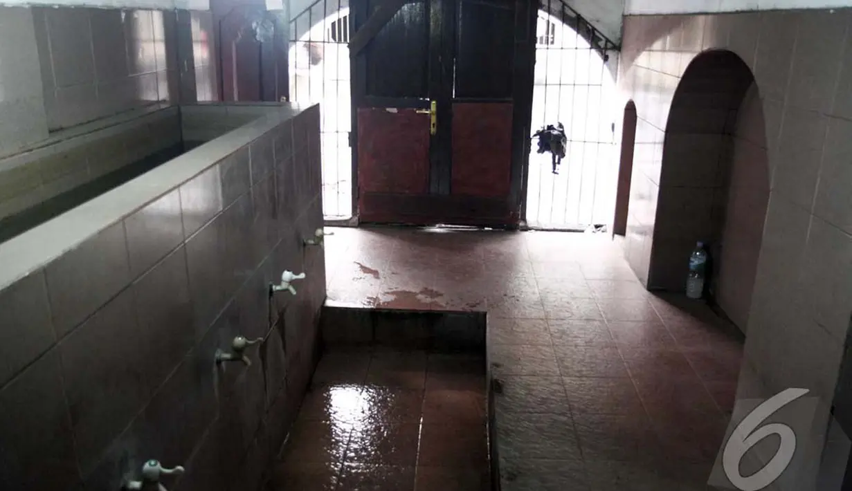 Suasana tempat wudhu di Masjid Langgar Tinggi, Jakarta, Sabtu (12/7/2014) (Liputan6.com/Faizal Fanani)