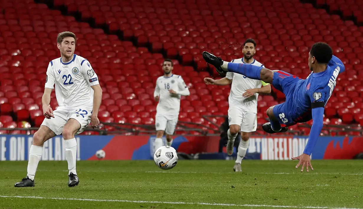 Gelandang Timnas Inggris, Jude Bellingham mencoba melakukan tendangan ke gawang San Marino pada laga kualifikasi Piala Dunia 2022 Grup I di Stadion Wembley, Jumat dinihari WIB (26/3/2021). Inggris menang telak 5-0 atas San Marino. (Adrian Dennis/Pool Photo via AP)