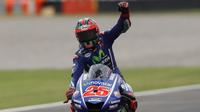 Pebalap Movistar Yamaha, Maverick Vinales, keluar sebagai juara pada balapan MotoGP Argentina di Sirkuit Termas de Rio Hondo, Senin (10/4/2017) dini hari WIB. (EPA/David Fernandez)