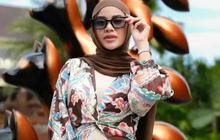 Cantik dan Elegen, Potret Aurel Hermansyah Tampil di Kafe Bali dengan Dress Flowy dan Tas Putih yang Menawan
