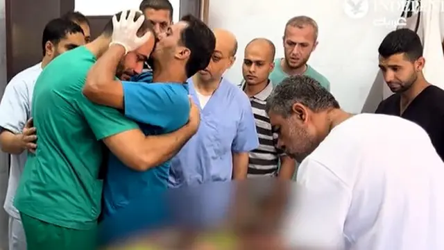 Viral Momen Dokter Palestina Ikhlaskan Sang Anak yang Meninggal Akibat Perang. Foto: Tangkapan layar video Independent Arabia.