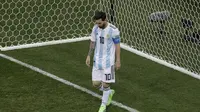 Kapten Argentina, Lionel Messi, tertunduk dalam laga kontra Krosia pada matchday kedua Grup D Piala Dunia 2018. (AP Photo/Michael Sohn)