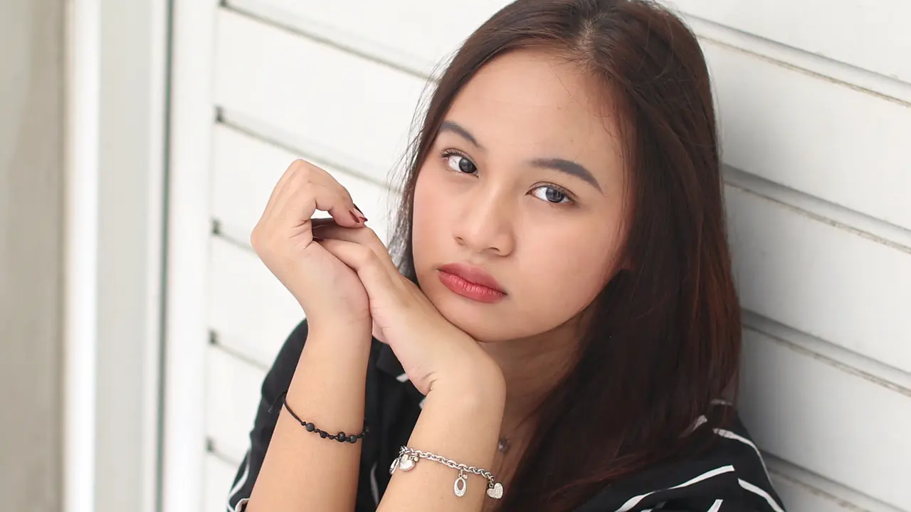 wanita juni yang kesal sedih