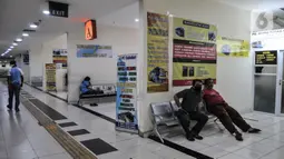 Suasana sepinya loket agen bus AKAP dan warung makan di Terminal Pulogebang, Jakarta, Senin (10/5/2021). Pemberlakuan larangan mudik yang ditetapkan sejak 6 Mei kemarin berdampak terhadap penjualan tiket agen bus AKAP di Terminal Pulogebang merosot tajam. (merdeka.com/Iqbal S Nugroho)