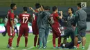 Pelatih Timnas Indonesia U-19, Indra Sjafri (tengah) memberi arahan saat melawan Kamboja U-19 pada laga persahabatan di Stadion Patriot Candrabhaga, Bekasi, Rabu (4/10). Indonesia U-19 unggul 2-0. (Liputan6.com/Helmi Fithriansyah)