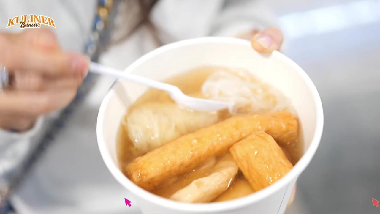 Momen Sarwendah Coba Makanan Enak dan Unik di Bandara Thailand, Sampai Nambah Terus