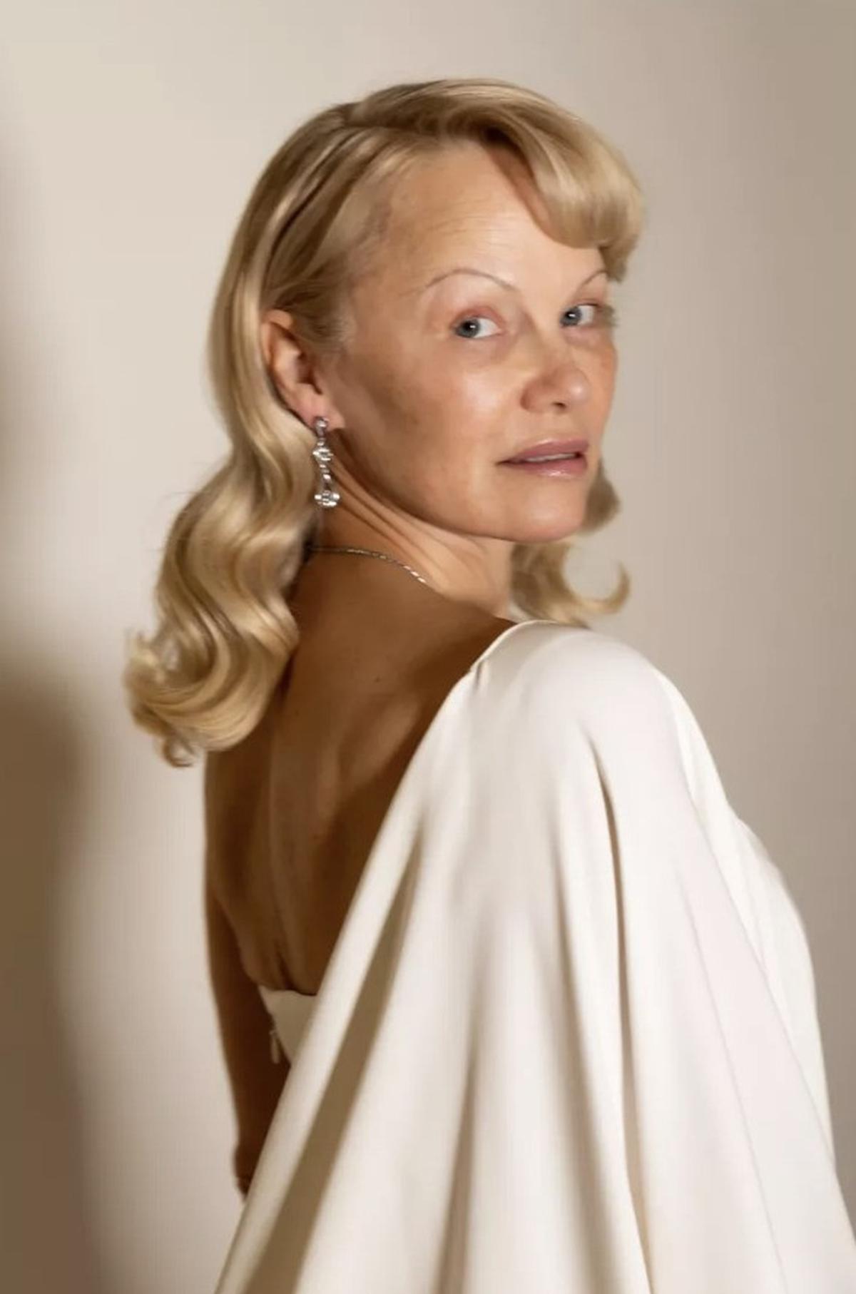 Pamela Anderson Hadir di SAG Awards 2025 Look 'No Makeup' Sukses Curi Perhatian, Apa Alasan di Baliknya?