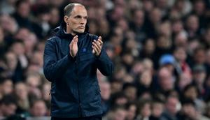 Pelatih kepala Timnas Inggris asal Jerman, Thomas Tuchel, mengamati para pemain dari pinggir lapangan selama pertandingan persahabatan antara Inggris dan Wales di Stadion Wembley, London, pada 9 Oktober 2025. (Ben STANSALL/AFP)
