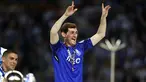 Kiper Porto, Iker Casillas merayakan juara Liga Portugal usai pertandingan melawan Feirense di stadion Dragao (6/5). Casillas mempersembahkan gelar juara Liga Primeira Portugal bagi klubnya, FC Porto. (AP Photo/Luis Viera)