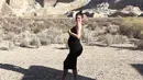 Kylie Jenner pun memamerkan kehamilannya dalam sebuah foto shoot. (Youtube)