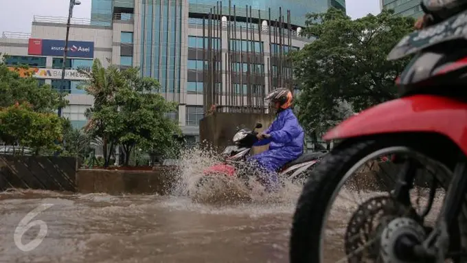 3 Kelakuan Konyol Pengendara Motor Saat Musim Hujan