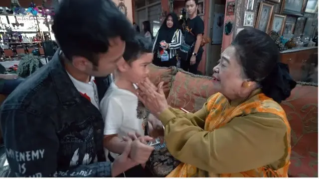 Potret kedekatan Mami Popon dengan Rafathar