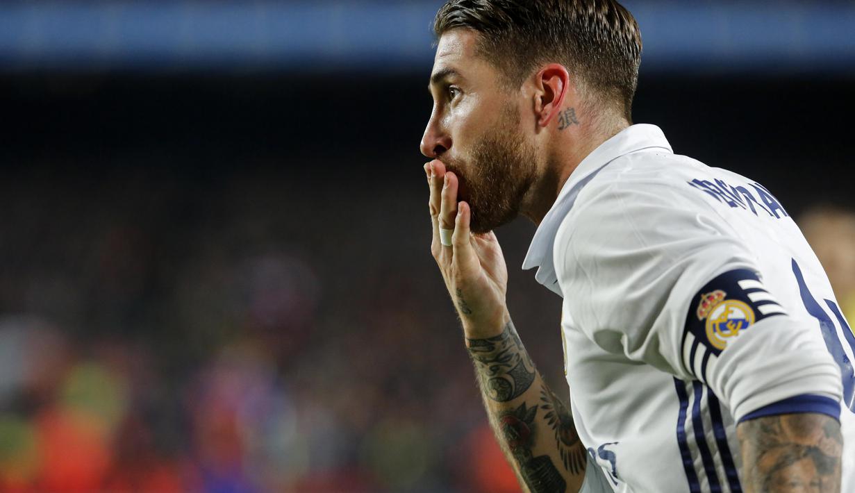 Salam berupa ciuman hangat dari Sergio Ramos untuk fans usai mencetak gol ke gawang Barcelona pada laga El Clasico di Camp Nou Stadium, Barcelona, (03/12/2016).  (AFP/Pau Barrena)