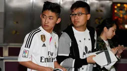 Para fans real madrid saat menunggu kedatangan pemain Real Madrid di Bandara Manchester, Inggris, (25/4).Real Madrid lolos ke semifinal setelah sebelumnya menang melawan Wolfsburg. (Reuters / Phil Noble)