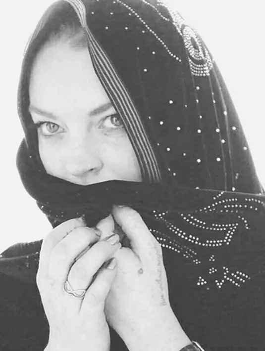 Lindsay beberapa kali disebut  telah memeluk agama Islam setelah dirinya melakukan berbagai hal yang menjadi pendukung kabar burung tersebut. Terkini, Lindsay pun ikut menyambut datangnya bulan suci Ramadhan bagi umat muslim. (Instagram/lindsaylohan)