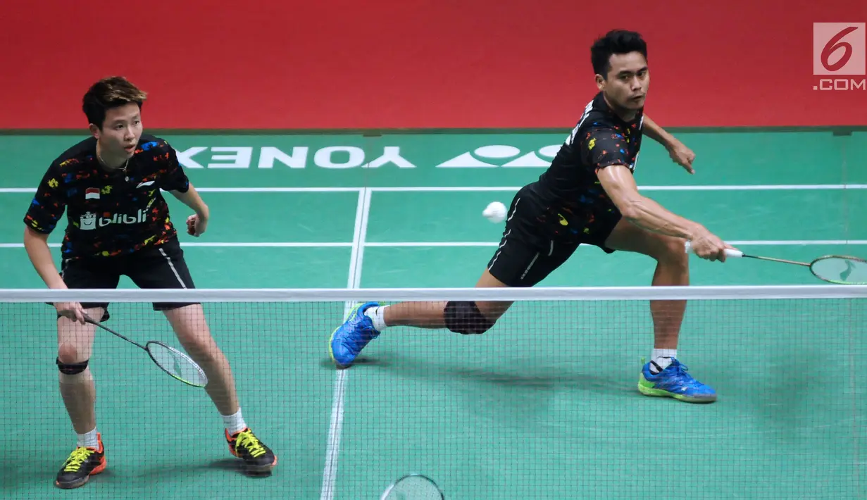 Ganda campuran Indonesia, Tontowi Ahmad/Liliyana Natsir saat melawan Lee Yang/Hsu Ya Ching (Taiwan) pada babak kedua Indonesia Masters 2018 di Istora Senayan, Jakarta, Kamis (25/1). Tontowi/Liliyana unggul 21-12, 21-10. (Liputan6.com/Helmi Fithriansyah)