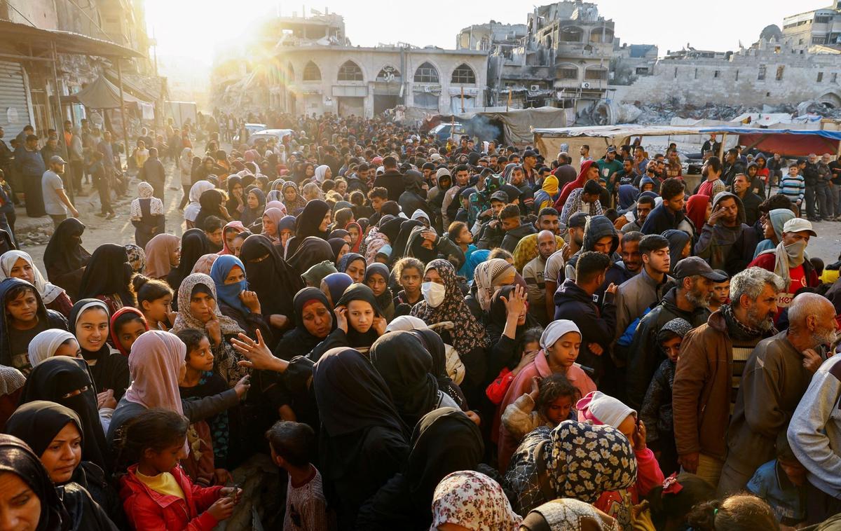 Ribuan warga Palestina berdesakan antre roti