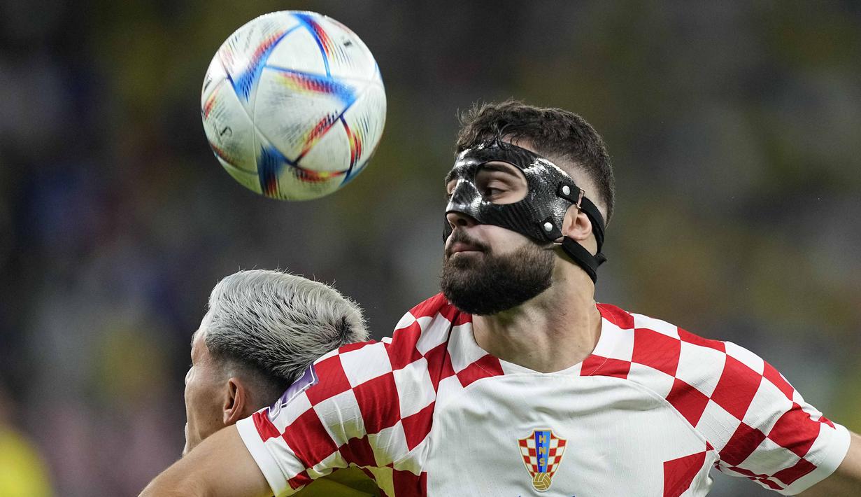 <p>Josko Gvardiol. Bek tengah berusia 20 tahun milik RB Leipzig ini tampil apik saat membawa Timnas Kroasia menempati peringkat ketiga di Piala Dunia 2022. Selalu tampil penuh dalam 7 laga, ia mampu menyumbang 1 gol yang dicetaknya pada laga perebutan tempat ketiga kontra Maroko. Dua klub terdepan yang bersaing untuk mendapatkan jasa Josko Gvardiol adalah Chelsea dan Real Madrid. Keduanya harus berlomba mengeluarkan dana di atas 80 juta euro sebagai penawaran awal dari pihak RB Leipzig. (AP Photo/Martin Meissner)</p>