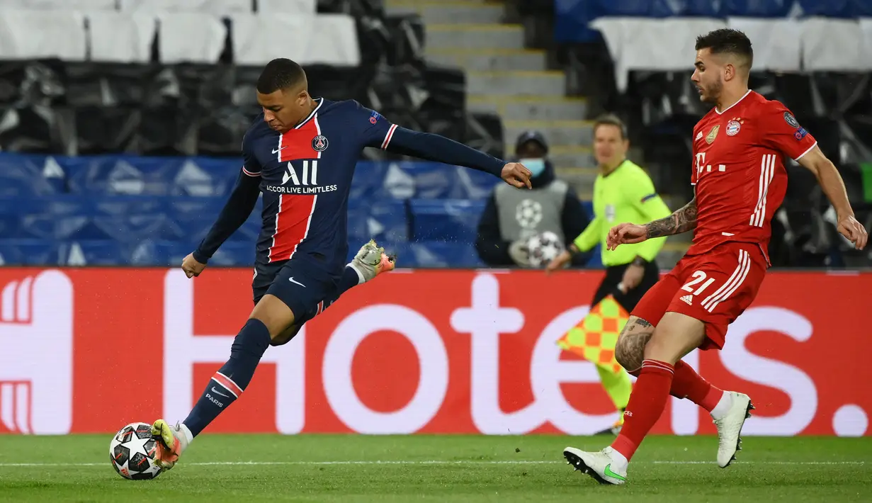 Penyerang PSG,  Kylian Mbappe (kiri) berusaha menembak bola dari kawalan bek Bayern Munchen, Lucas Hernandez pada pertandingan leg kedua perempat final Liga Champions di Parc des Princes stadium, Paris, Selasa (14/4/2021). Munchen menang atas PSG dengan skor 1-0. (AFP/Franck Fife)