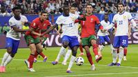 Bintang Portugal dibayangi bek Prancis Dayot Upamecano pada laga perempat final Euro 2024 (AP)