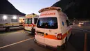 Mobil ambulans didatangkan untuk mengevakuasi penumpang di jalur Mont Blanc, Pegunungan Alpen, Kamis (8/9). Sedikitnya 33 orang terjebak semalaman di kereta gantung yang mendadak berhenti di ketinggian lebih dari 3.000 meter (AFP PHOTO/Jean-Pierre CLATOT)