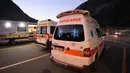 Mobil ambulans didatangkan untuk mengevakuasi penumpang di jalur Mont Blanc, Pegunungan Alpen, Kamis (8/9). Sedikitnya 33 orang terjebak semalaman di kereta gantung yang mendadak berhenti di ketinggian lebih dari 3.000 meter (AFP PHOTO/Jean-Pierre CLATOT)