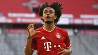 Pemain Bayern Munchen, Joshua Zirkzee, melakukan selebrasi usai membobol gawang Borussia Moenchengladbach pada laga Bundesliga di Allianz Arena, Minggu (14/6/2020). Bayern Munchen menang 2-1 atas Borussia Moenchengladbach. (AP/Matthias Balk)