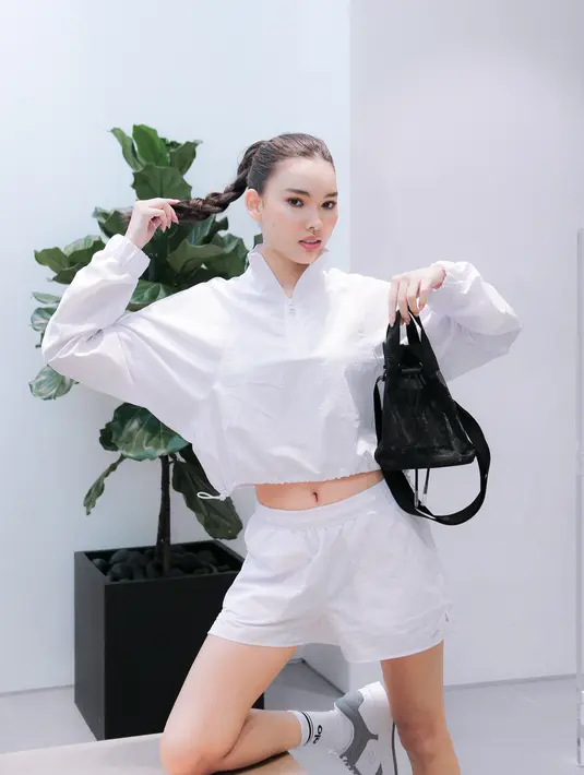 Sports Attire by Alo Yoga, Makeup by Laura Mercier, Hair by Sisley, Model: Michelle by Studio47.