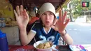 Perempuan asal Depok itu berulang kali memuji enaknya bakso yang disantapnya. [Youtube/Qiss You TV]