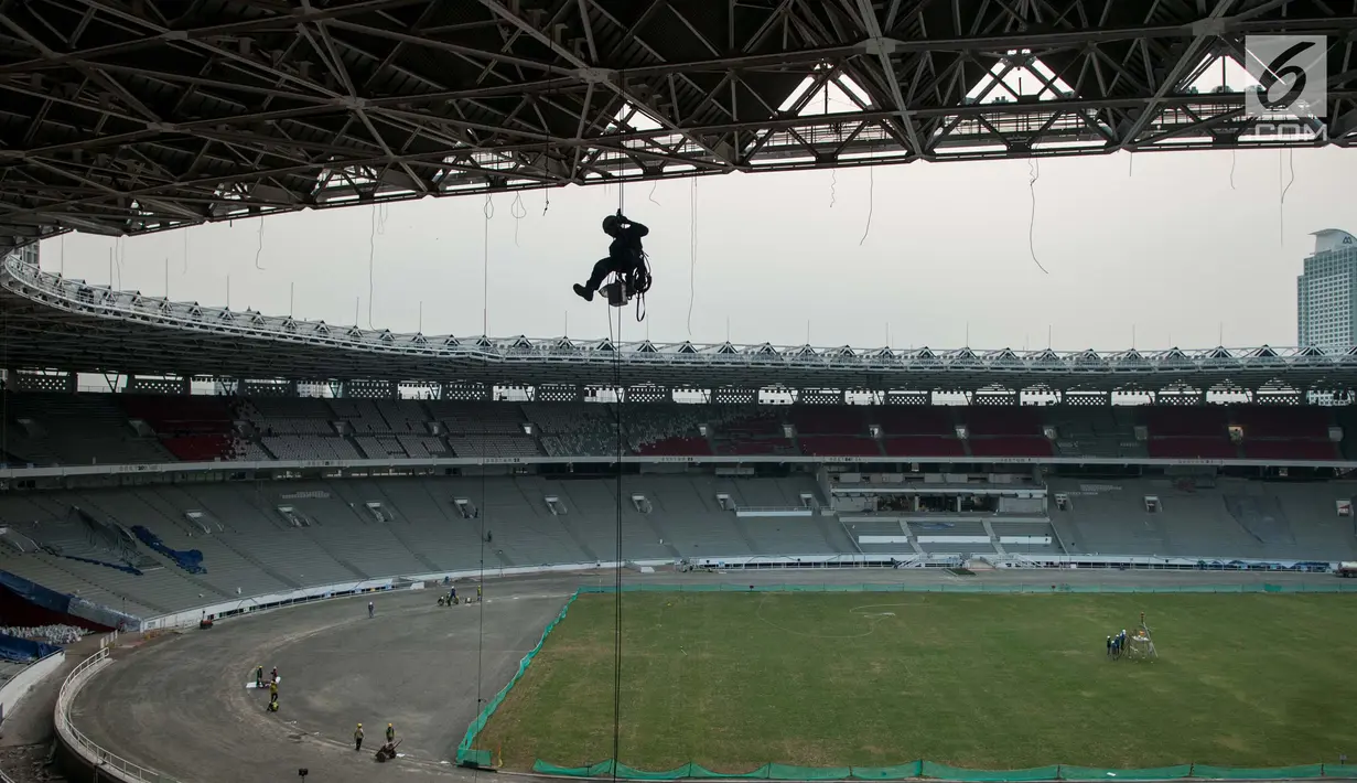 Suasana pembangunan Stadion Utama Gelora Bung Karno di Senayan, Jakarta, Selasa (23/5). Kementerian PUPR menargetkan pembangunan infrastruktur dan rehabilitasi kawasan Gelora Bung Karno dapat selesai pada Oktober 2017. (Liputan6.com/Gempur M. Surya)