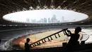 Pekerja menyelesaikan pengerjaan proyek renovasi Stadion Utama Gelora Bung Karno, Jakarta, Jumat (17/3). Stadion yang dalam tahap renovasi untuk Asian Games 2018 itu terus dikebut dan ditargetkan selesai pada Oktober 2017. (Liputan6.com/Immanuel Antonius)