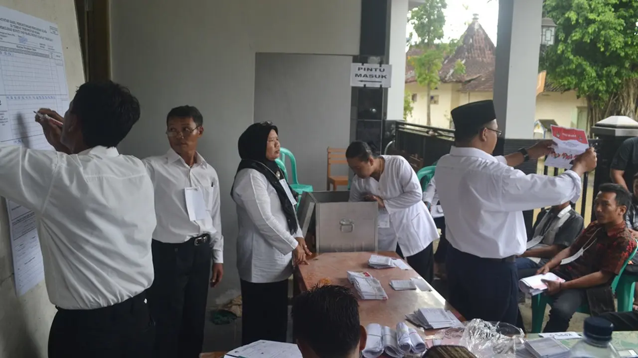 Ilustrasi – Petugas TPS menghitung perolehan suara dalam Pilkada Cilacap 2017 lalu. (Foto: Liputan6.com/Muhamad Ridlo)