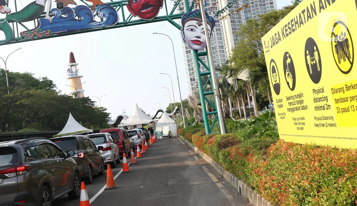Sejumlah kendaraan antre untuk memasuki kawasan wisata Taman Impian Jaya Ancol, Jalarta, Kamis (29/10/2020). Selain tingginya minat warga berwisata di masa libur panjang, antrean ini juga disebabkan pengalihan buka tutup pintu masuk kawasan Taman Impian Jaya Ancol.  (Liputan6.com/Helmi Fithriansyah)