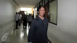 Komedian Mandra bersiap menjalani sidang perdana beragenda pembacaan dakwaan di Pengadilan Tipikor, Jakarta, Kamis (20/8/2015). Mandra terjerat kasus korupsi pengadaan program siap siar TVRI pada 2012 bernilai Rp 47,8 miliar. (Liputan6.com/Yoppy Renato)