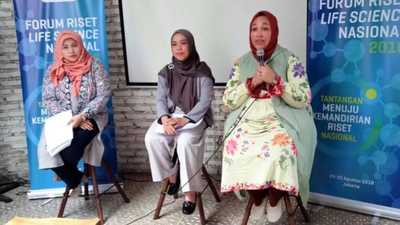 Head of Corporate Communication Bio Farma N. Nurlaela Arief (kiri), Wakil Ketua FRLN 2016 Novilia Bachtiar, dan Ketua Panitia dr. Maharani saat memberikan keterangan terkait FRLN 2016 di Bandung, Selasa (23/8/2016)