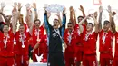 Kapten Bayern Munchen, Manuel Neuer, mengangkat trofi juara Bundesliga usai melawan Wolfsburg di Volkswagen Arena, Sabtu (27/6/2020). Kemenangan itu membuat Bayern kokoh di puncak klasemen sekaligus mengunci gelar juara Bundesliga. (AP/Kai Pfaffenbach)