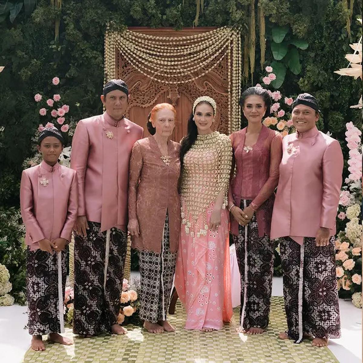 Gaya Cantik Luna Maya saat Prosesi Siraman, Anggun dengan Busana Kebaya Jawa