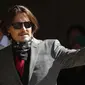 Johnny Depp dalam persidangan di London, Selasa (21/7/2020). (AP Photo/Alastair Grant)