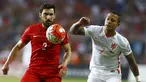 Bek Turki, Sener Ozbayrakli (kiri) berebut bola dengan penyerang Belanda, Memphis Depay pada kualifikasi Grup A Euro 2016 di Konya, Turki, (6/9/2015). Turki menang atas Belanda dengan skor 3-0. (REUTERS/Umit Bektas)