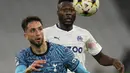 Gelandang Tottenham Hotspur, Rodrigo Bentancur menatap bola saat bertanding melawan Marseille pada pertandingan D Liga Champions di Stade Velodrome di Marseille, Prancis, Rabu (2/11/2022). Tottenham menang atas Marseille dengan skor 2-1. (AP Photo/Daniel Cole)