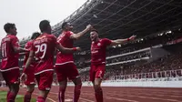 Para pemain Persija Jakarta merayakan gol yang dicetak Marko Simic ke gawang Mitra Kukar pada laga Liga 1 di SUGBK, Jakarta, Minggu (9/12). (Bola.com/Vitalis Yogi Trisna)